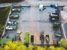 Luftbildaufnahme einer Recyclingstätte