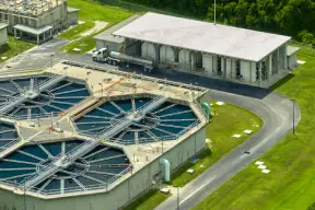 Luftbild einer modernen Wasserreinigungsanlage