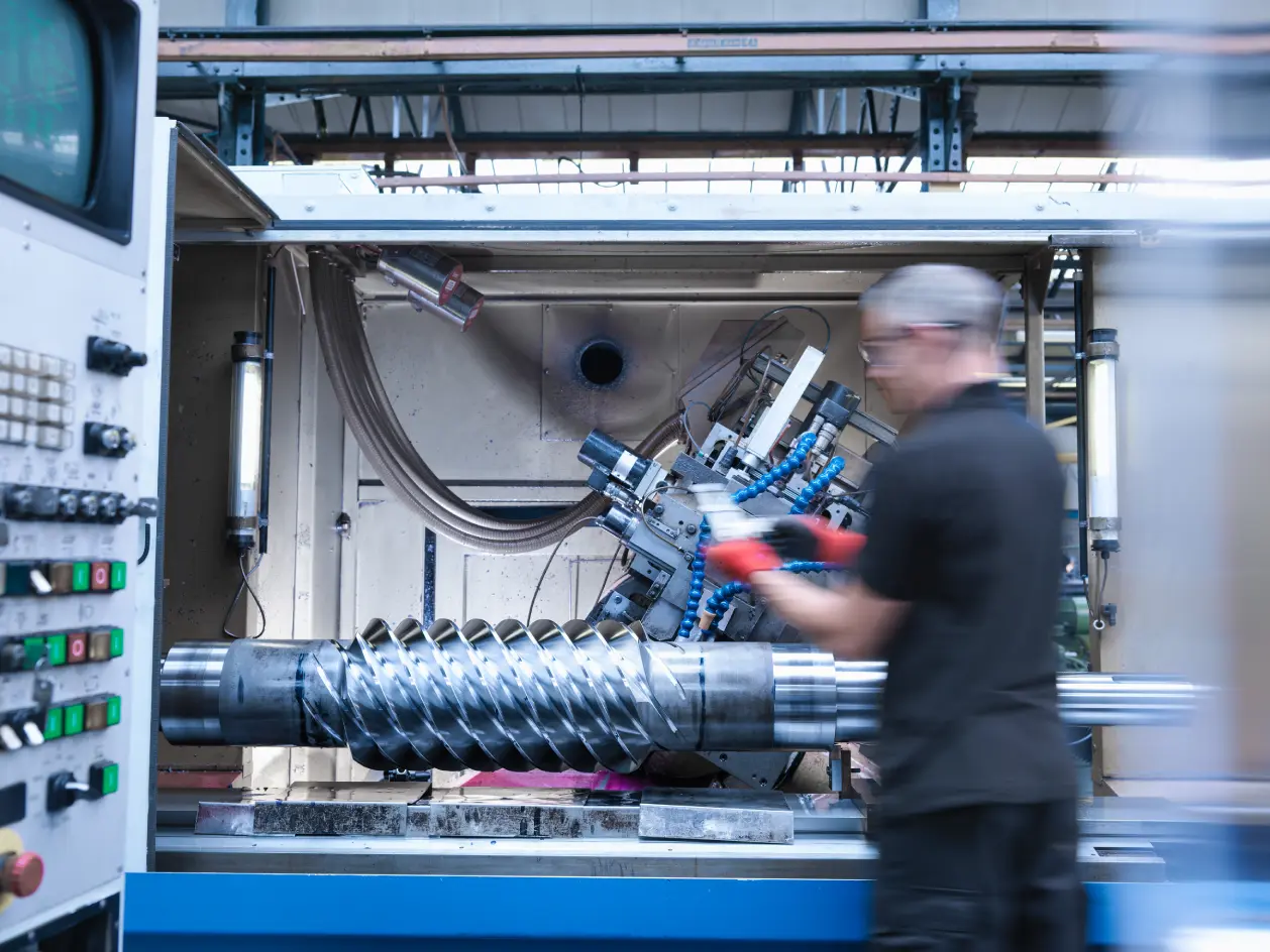 Ingenieur begutachtet eine Maschine